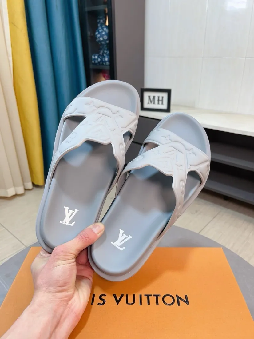 Men's shoes 💰360🌹🌹 (lv-Louis Vuitton) new men's sandals, high-end boutique, exquisite embossed logo decoration on the upper, fine workmanship, super soft soles, casual, loose and comfortable, a must-have in summer! \nsize：38-44